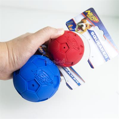 Nerf Dog Squeakers Soccer Squeak Ball- ของเล่นลูกฟุตบอลบีบมีเสียง ( เล็ก / กลาง )